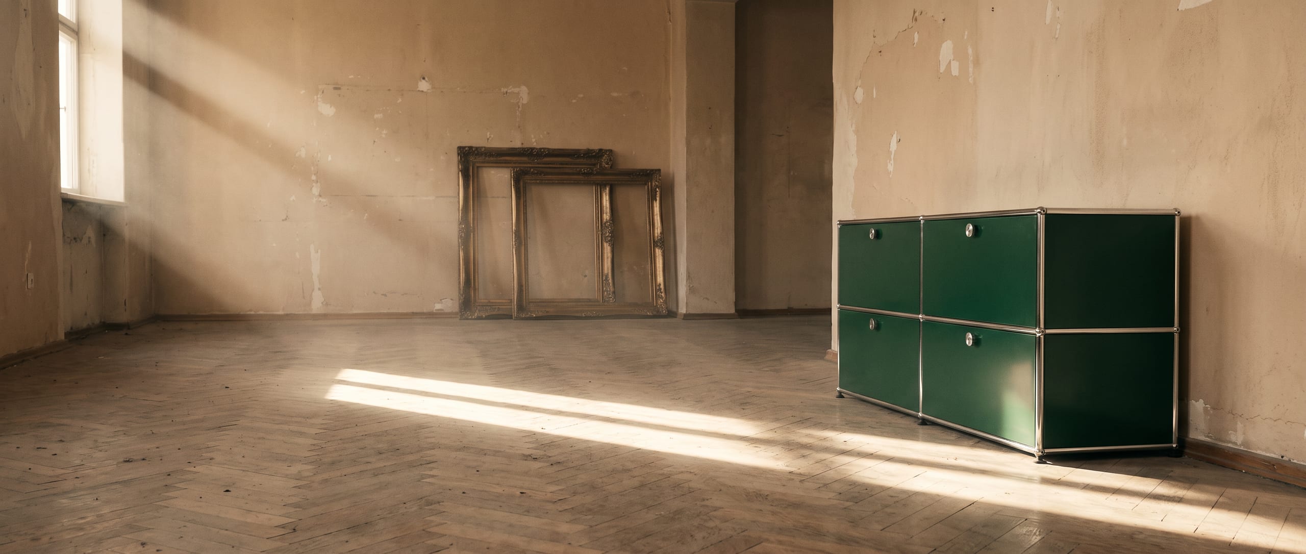 Tannengrünes Sideboard in einer verlassenen Galerie