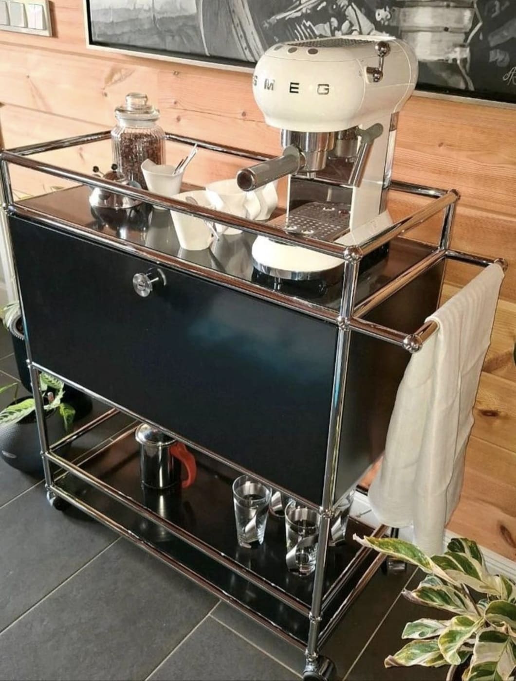 Schwarzer Barwagen als Kaffeestation mit Espressomaschine